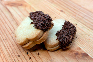 VANILLA PETIT FOUR WITH CHOCOLATE SPRINKLES FLOWER SHAPE - Palm Sweets